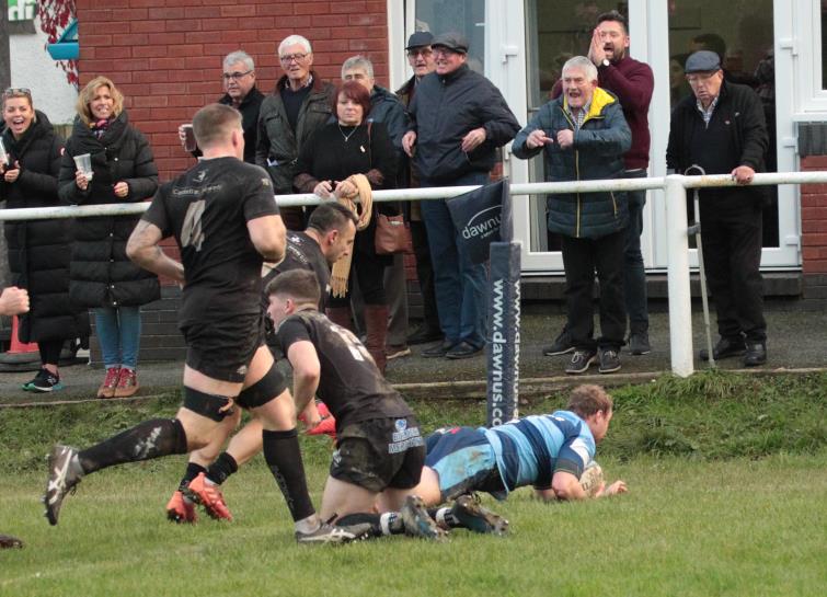 Jonathan Rogers dives in for a try